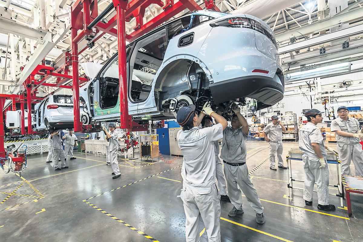 Chinese firm unveils cars that can be charged in five minutes