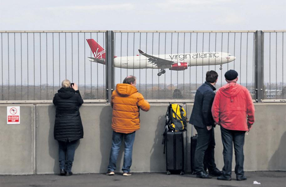 Transport secretary declines to back boss of Heathrow