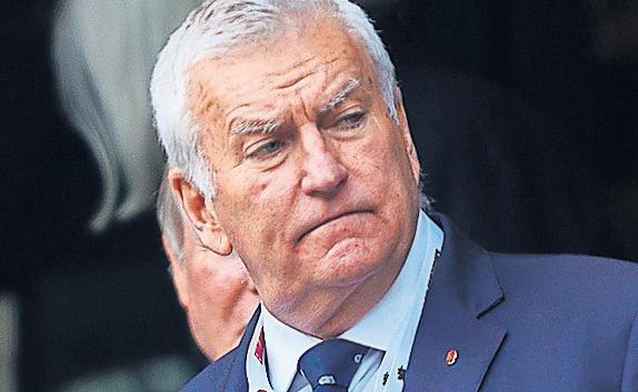 RFU chief Sweeney clings on after vote of no confidence as revolt fails