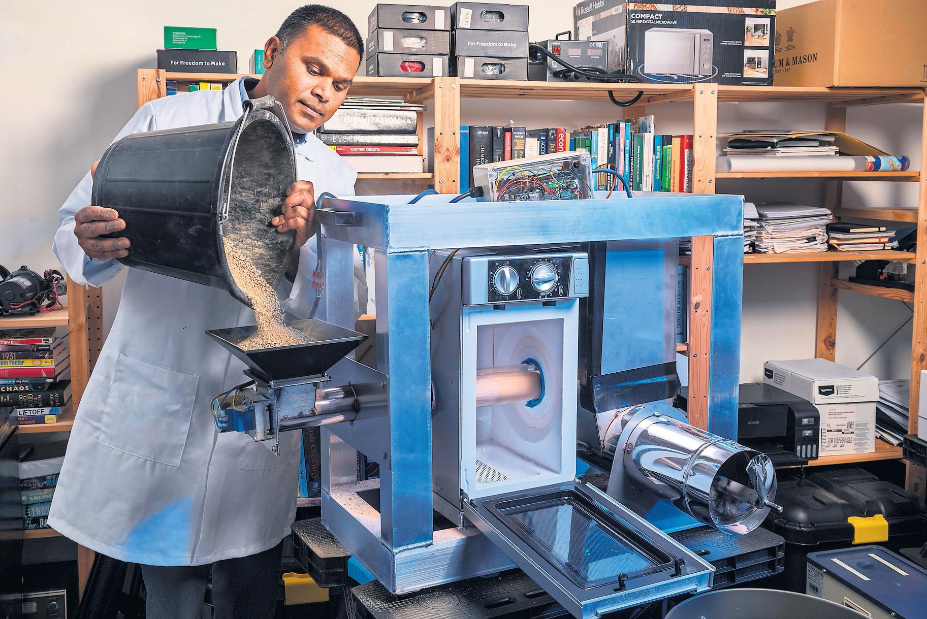 British inventors win prize for machine that could make water for base on moon