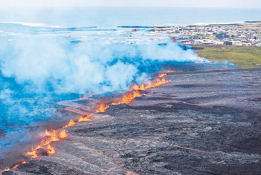 Icelandic town and Blue Lagoon evacuated after volcanic eruption