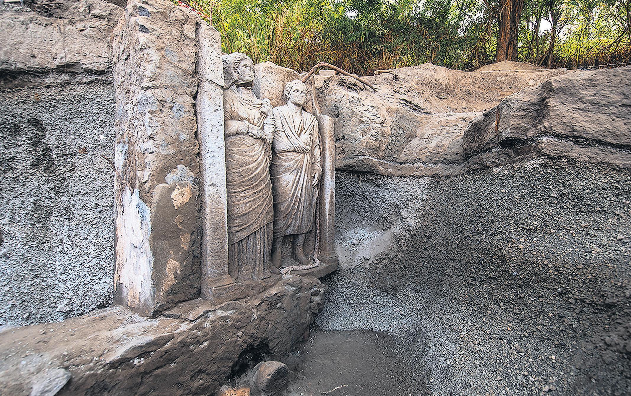 Excavation of Pompeii tomb reveals spectacular sculptures