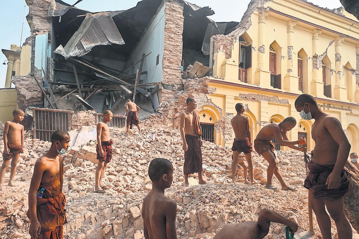 Junta accused of barring aid to Myanmar quake victims