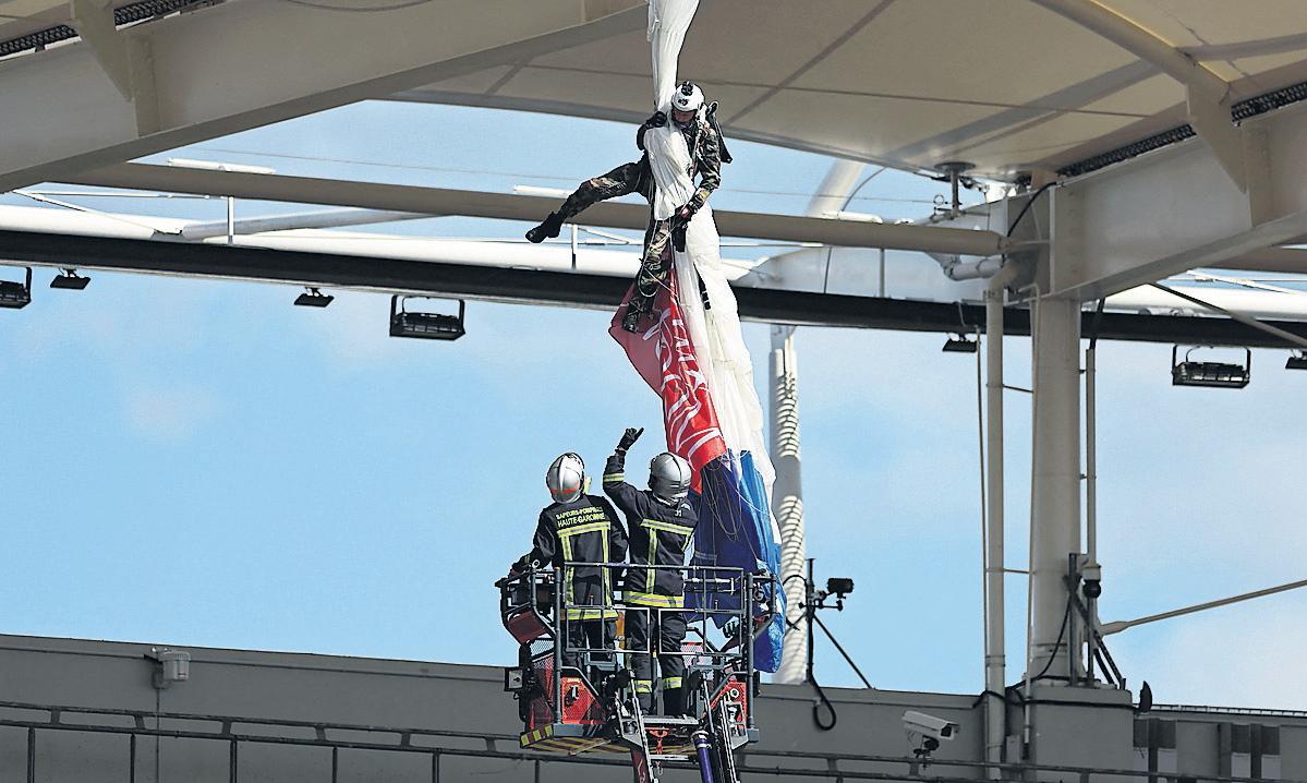 Pre-match stunt goes wrong as Sale slump