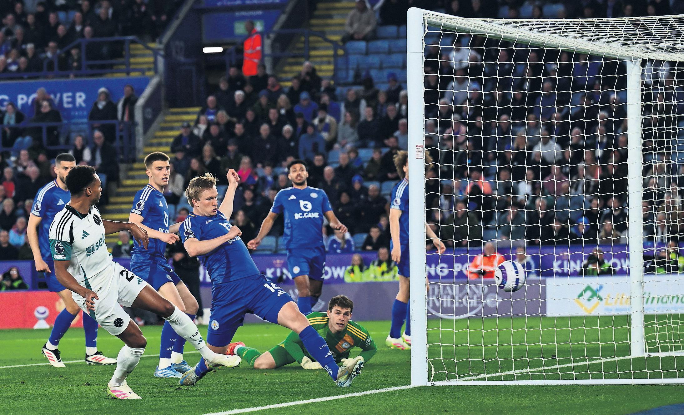 Murphy's lightning start helps Newcastle blow away flat Foxes