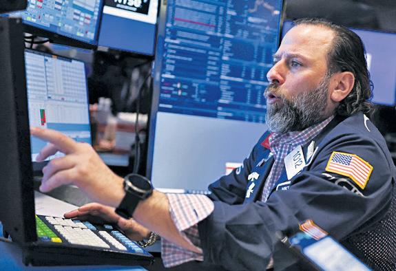 Trump insists tariff war is 'doing well' despite China hitting back