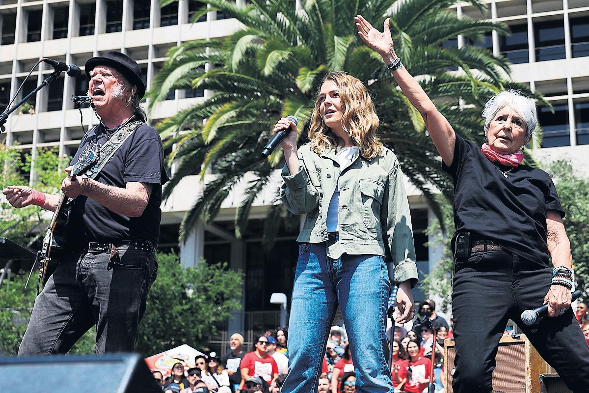 Take America Back: Record-Breaking Numbers Attend Sanders' Anti-Trump Rally in Los Angeles