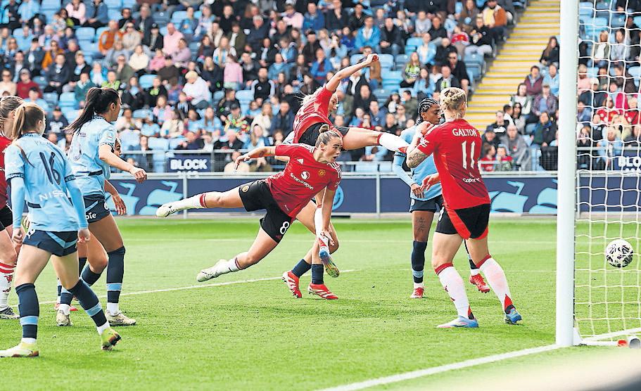 Manchester United reach final as Bizet and Clinton down City