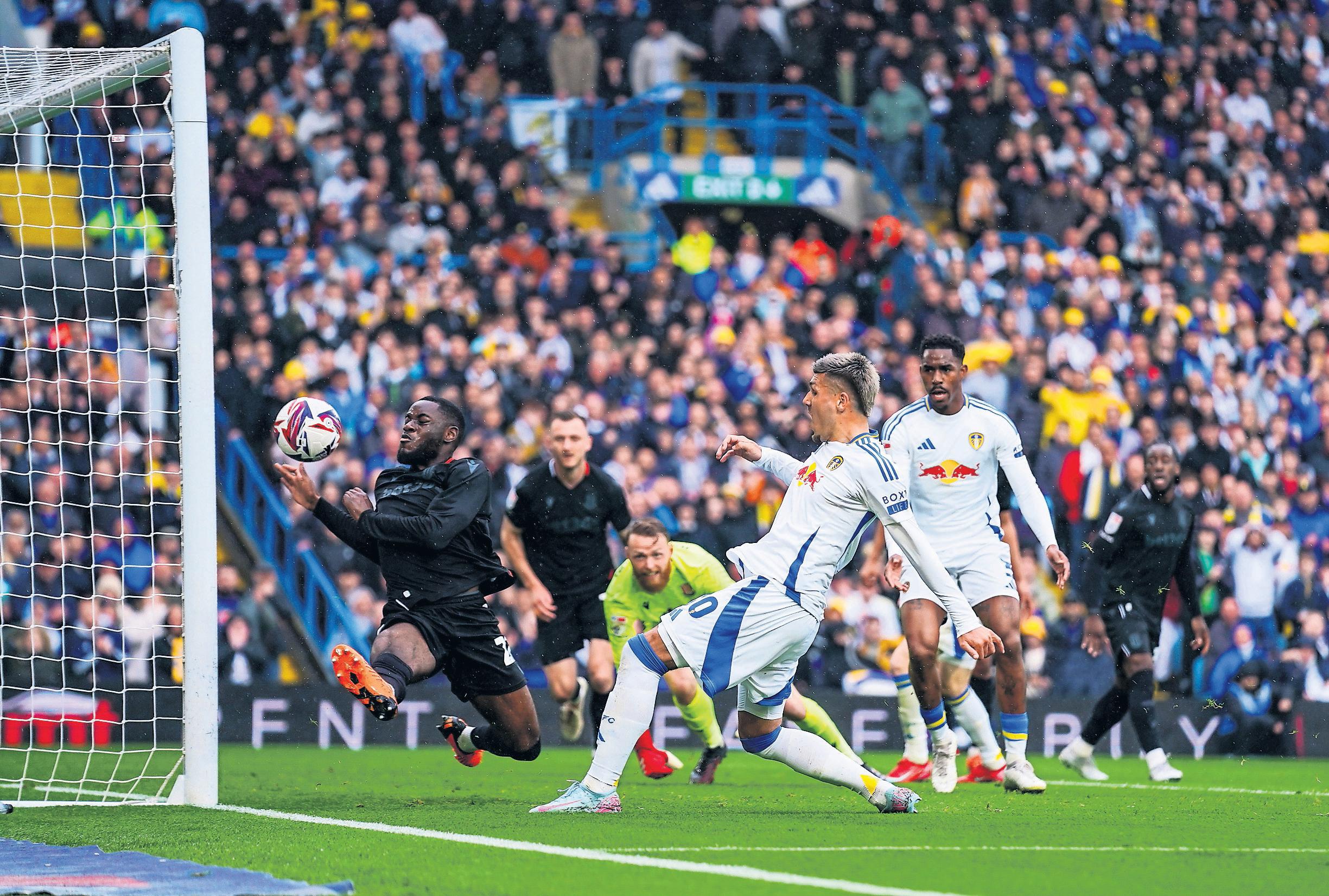Leeds march back into top flight after Piroe's fab four