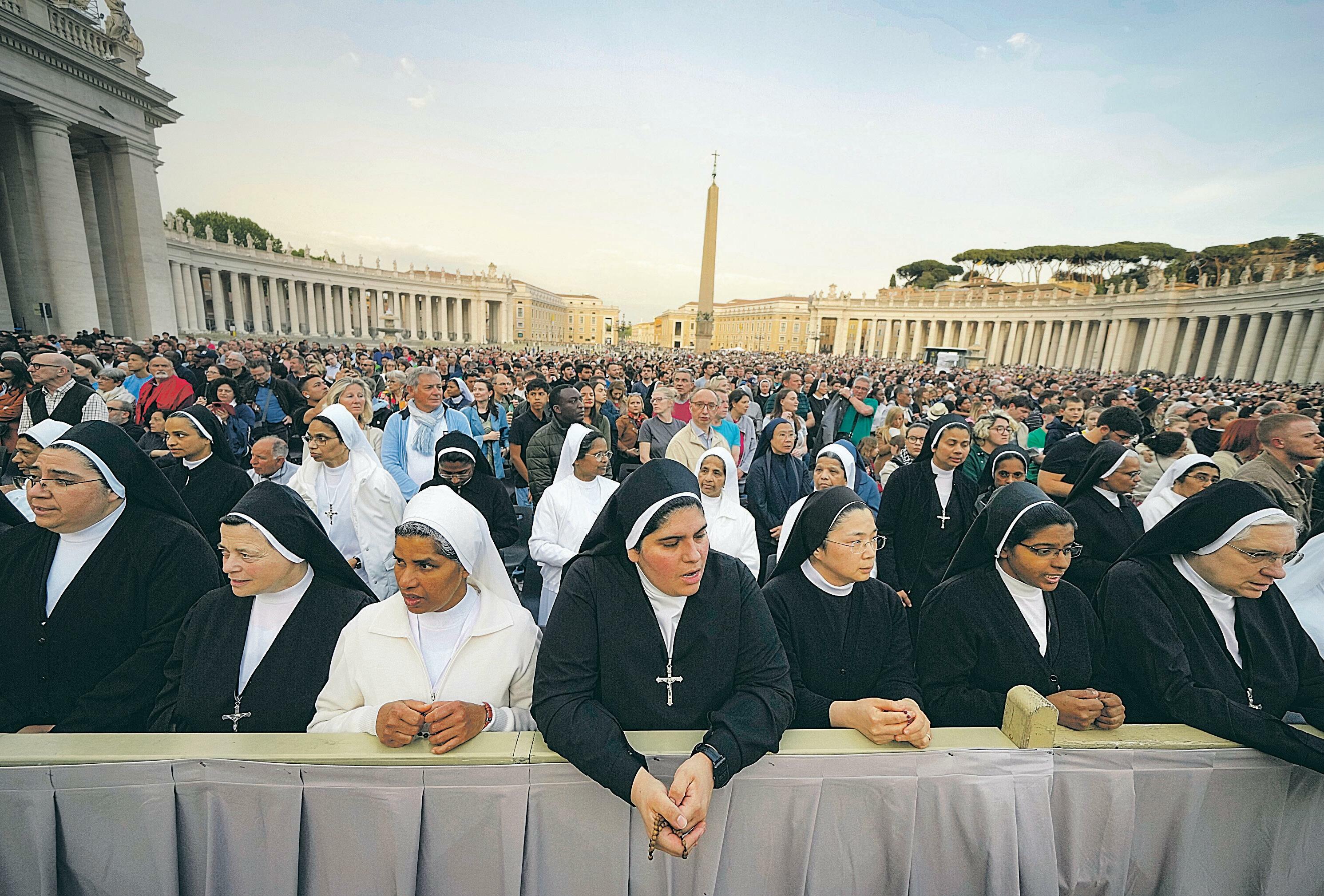 'Great and very humble' Pilgrims gather in Vatican square to pay their tribute