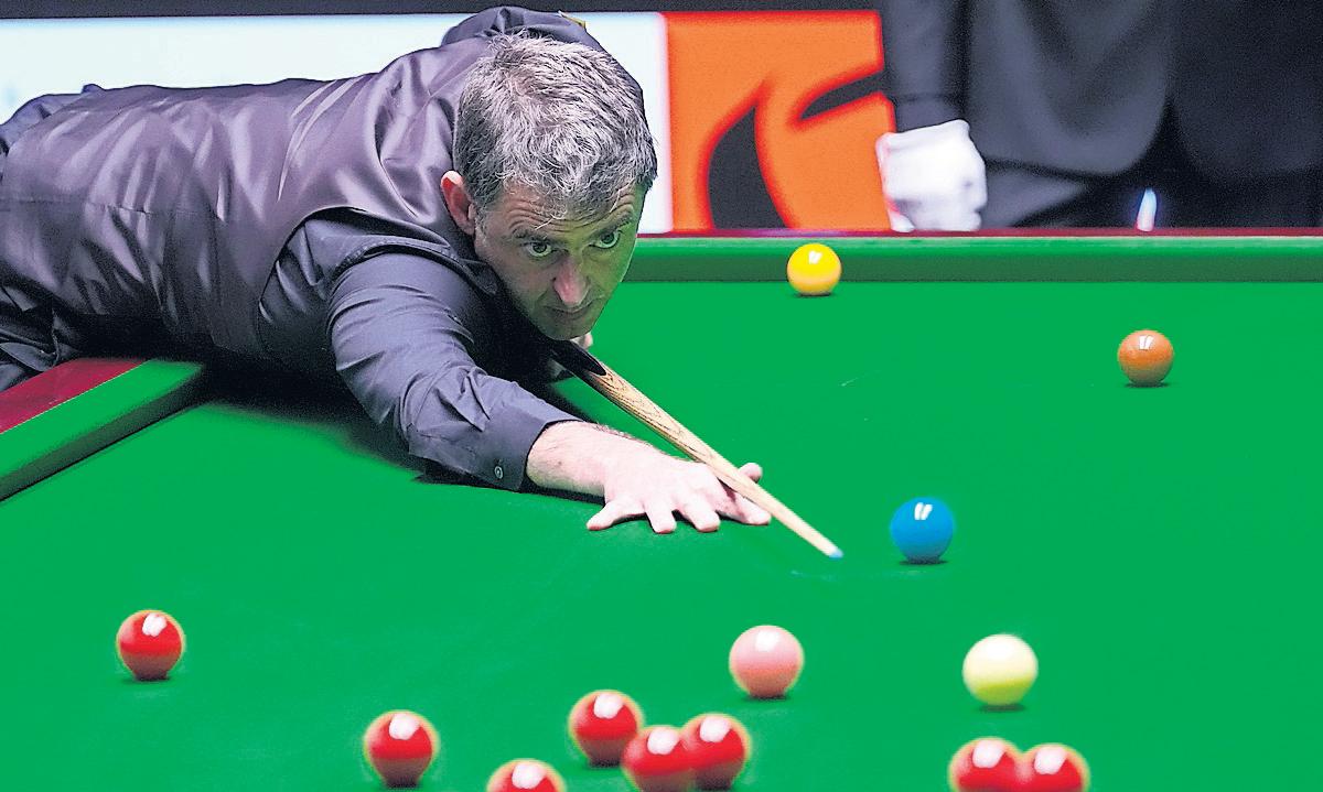 O'Sullivan back and holds lead but Carter keeps in touch