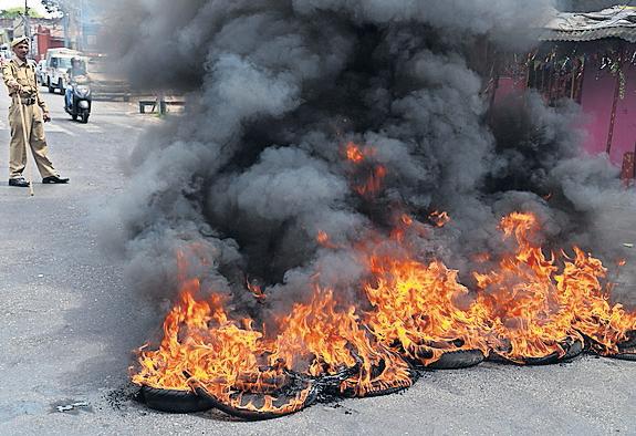 India closes border with Pakistan after 26 people killed in Kashmir attack