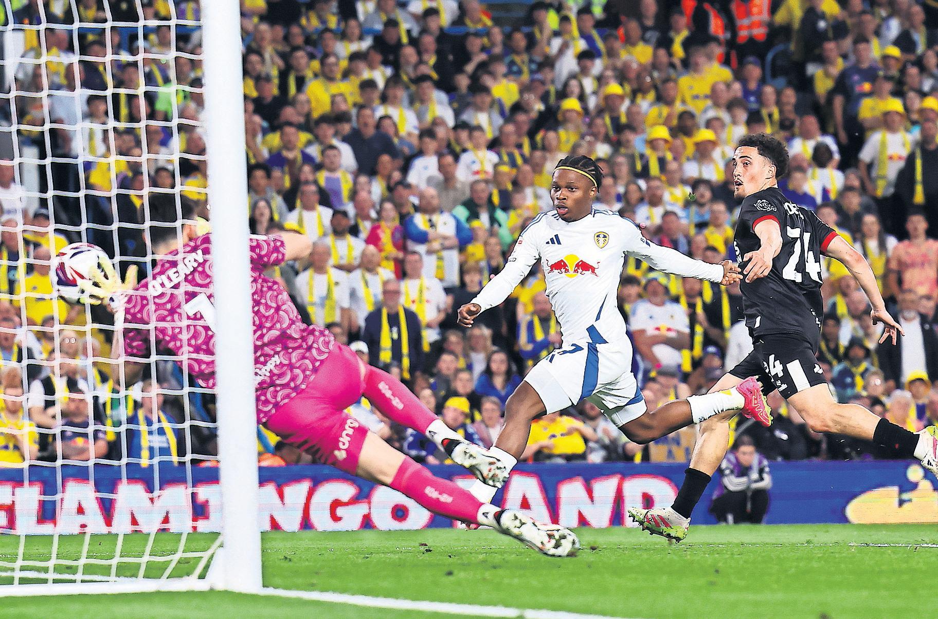 Leeds close in on title after Tanaka sparks City cruise