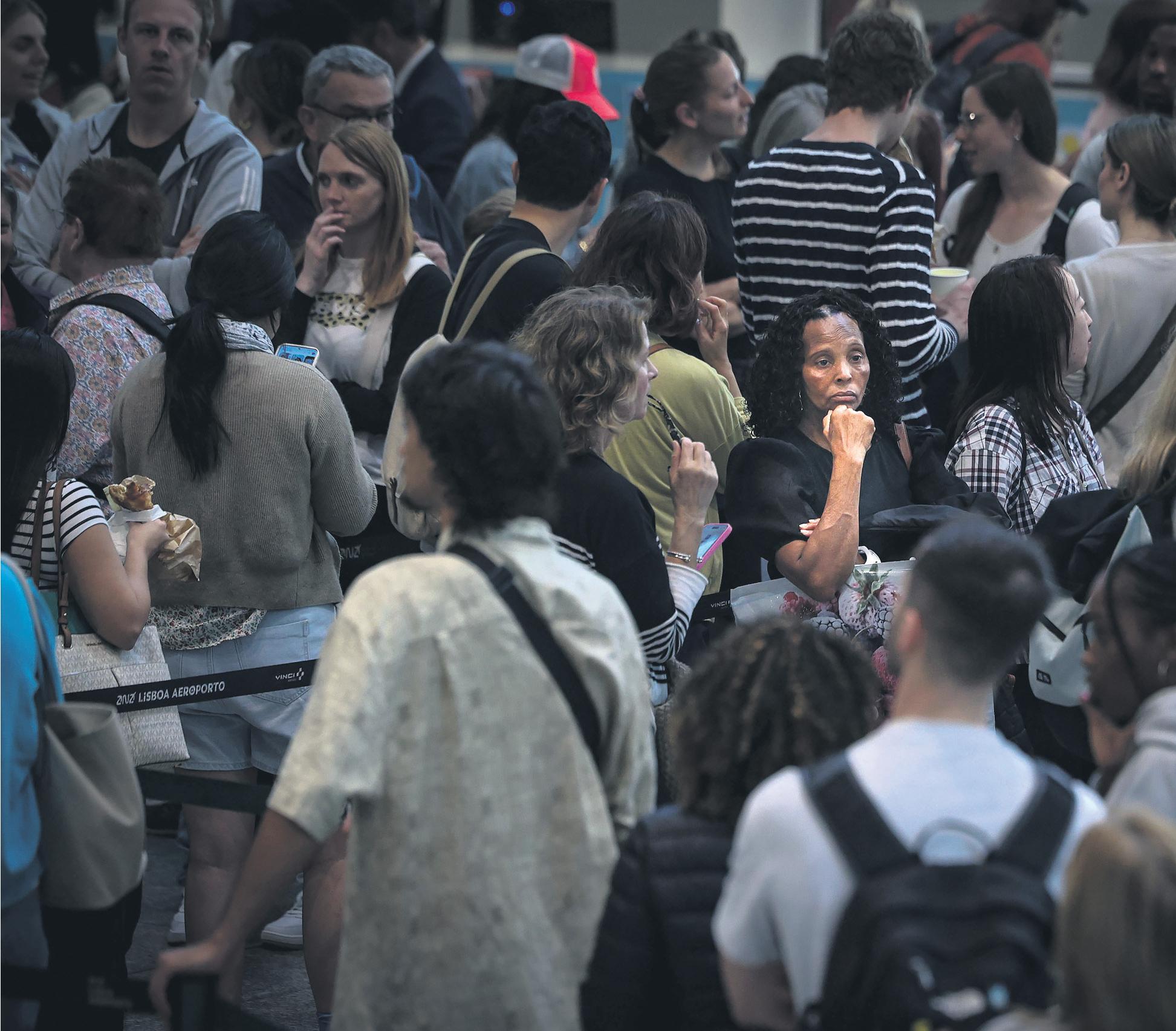 Chaos and confusion Thousands left stranded by blackouts