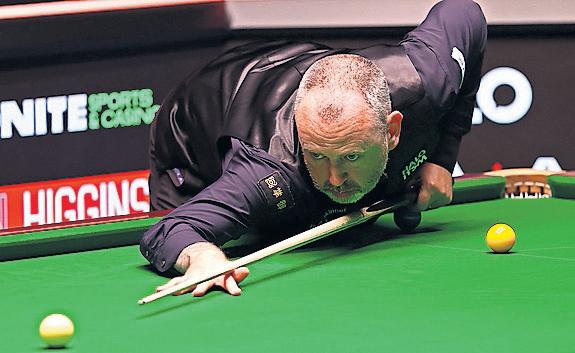 Williams fends off Higgins fightback to make semis