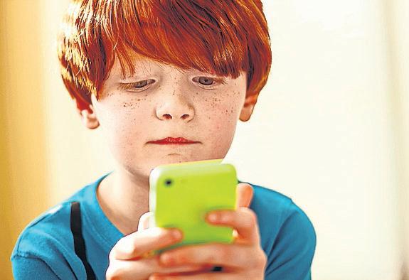 Children under six should not be exposed to screens, say French medical experts
