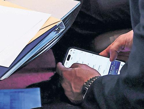 Security Top officials photographed using less secure version of Signal app