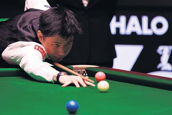 Williams on the ropes as Zhao dominates opening session