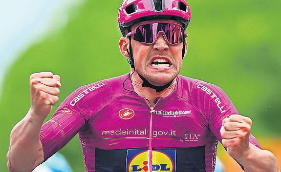Pedersen wins third stage and reclaims pink jersey