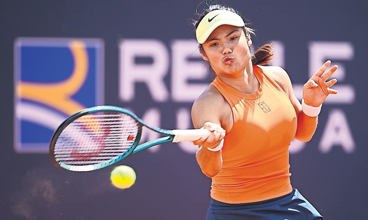 'Aggressive' Raducanu fights back while Draper toils through