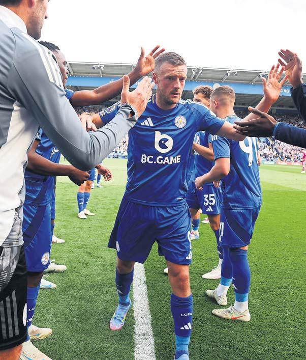 Vardy sinks Ipswich to ensure fairytale finale
