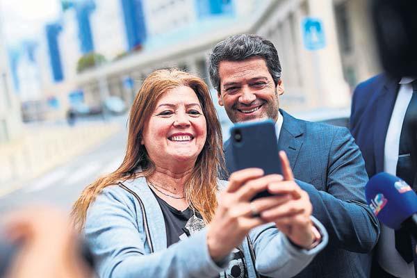 Portugal's centre-right set to win snap election but fall short of majority