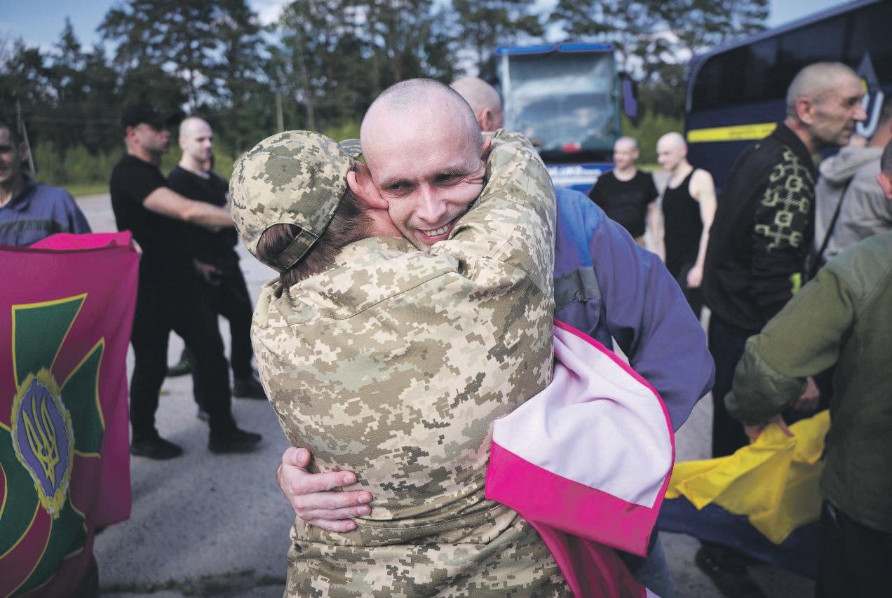 Ukraine and Russia exchange 800 PoWs in largest prisoner swap so far