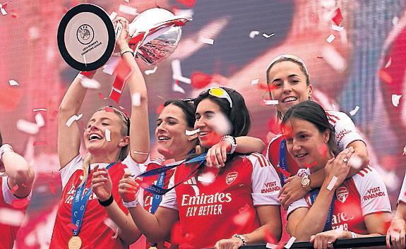 Silver surfers Arsenal and Palace share trophy glory with fans