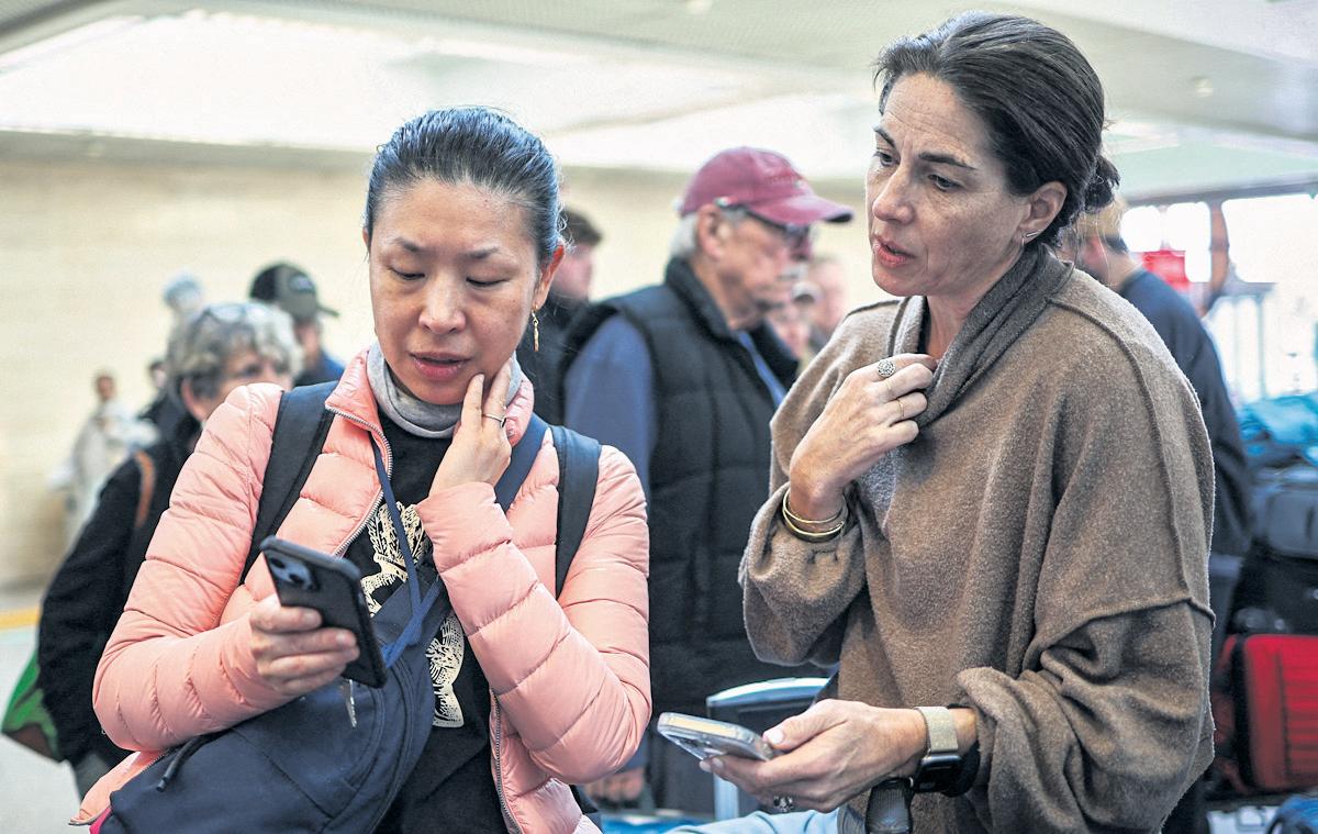 Heathrow boss sorry for sleeping through power cut