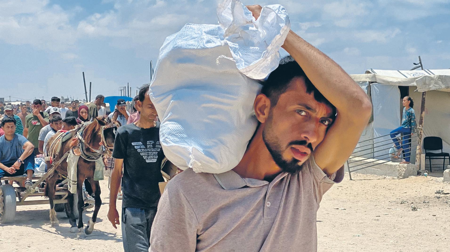 Four die in Gaza crowd chaos at UN food depot