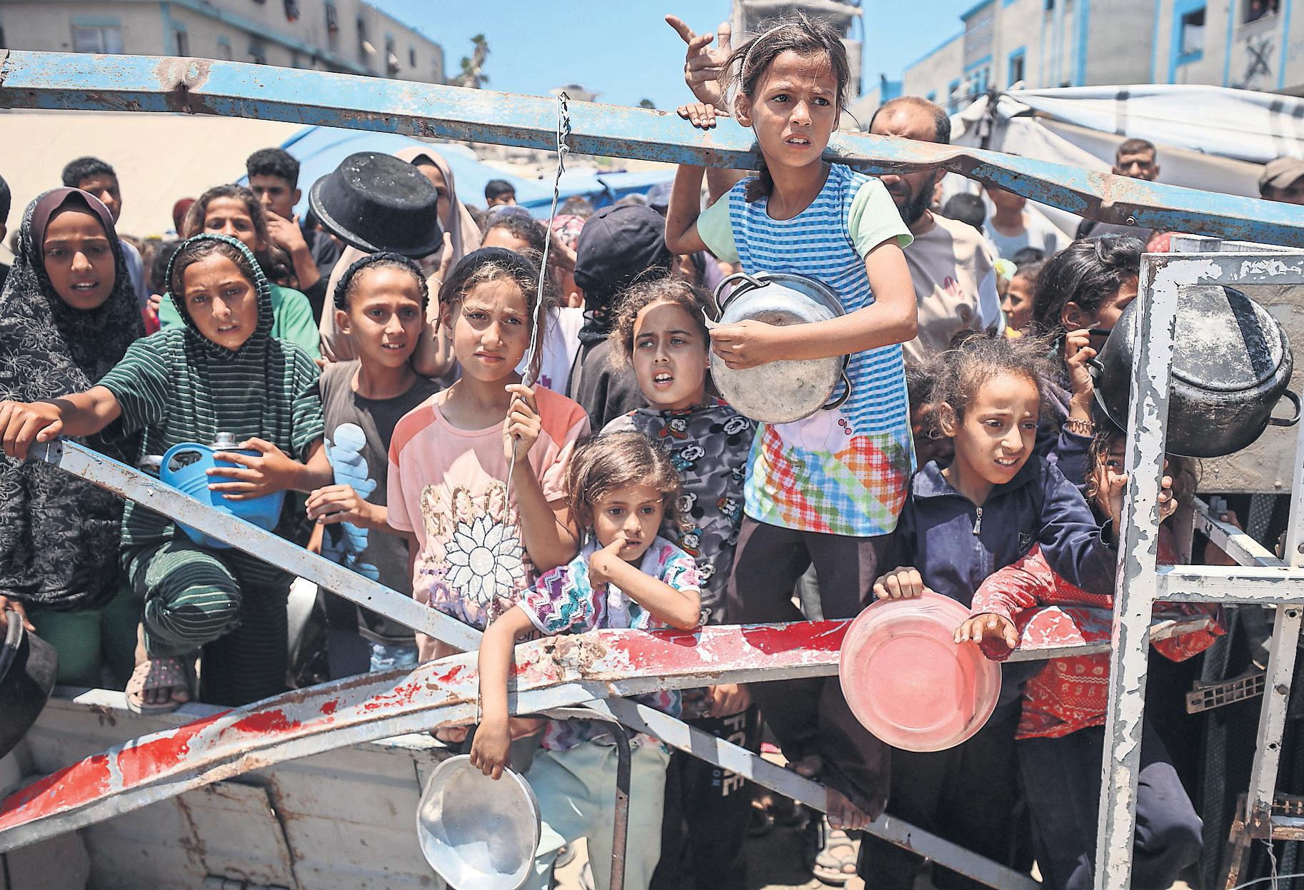'Israeli fire kills 27 Palestinians waiting for food'