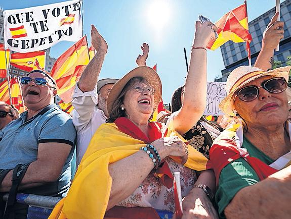 No end to Sánchez woes as thousands protest in Madrid