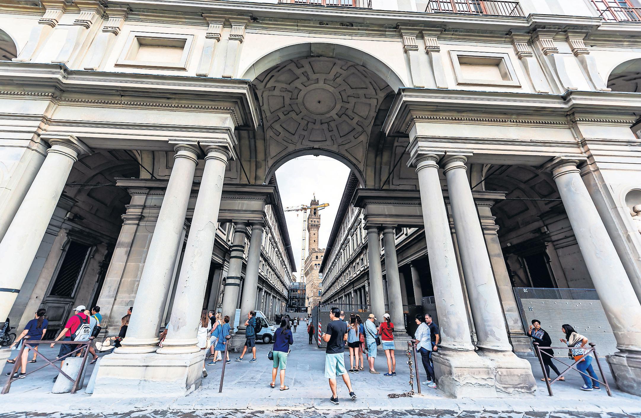 Florence's 'metal monster' crane to be removed after two decades