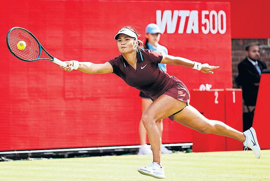 'Clinical' Raducanu races to straight-sets win at Queen's Club