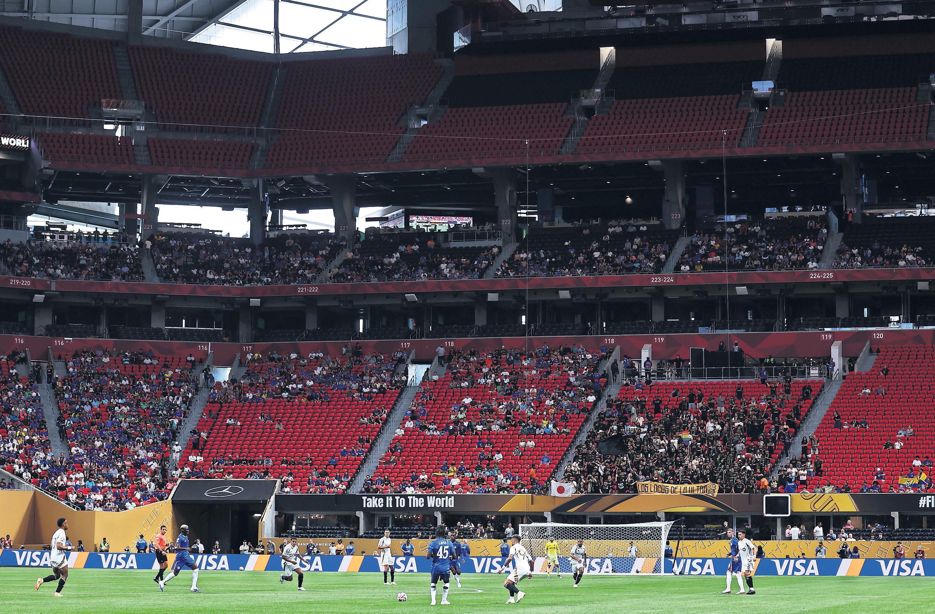 Fernández seals victory as crowd leaves Fifa red-faced