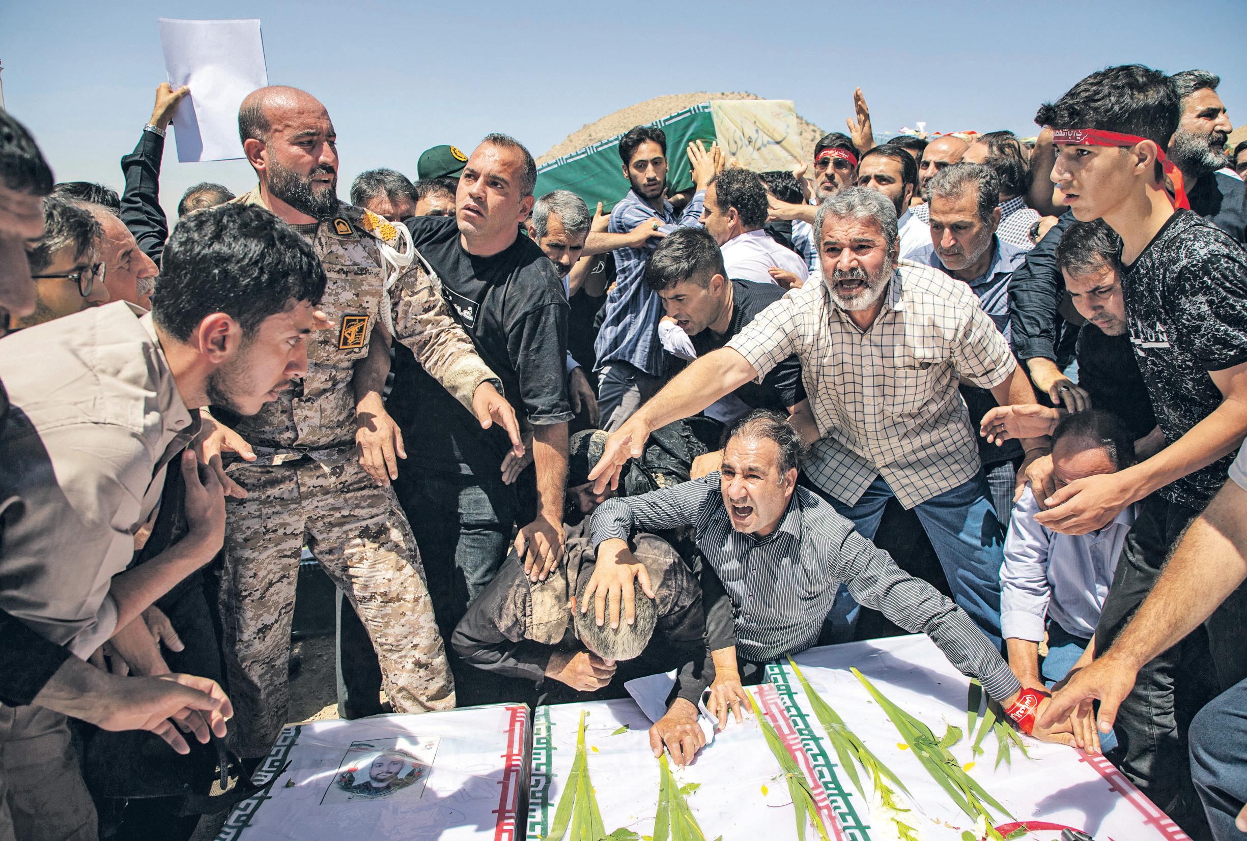 Israel warns Iranians to flee as deadly air raids continue