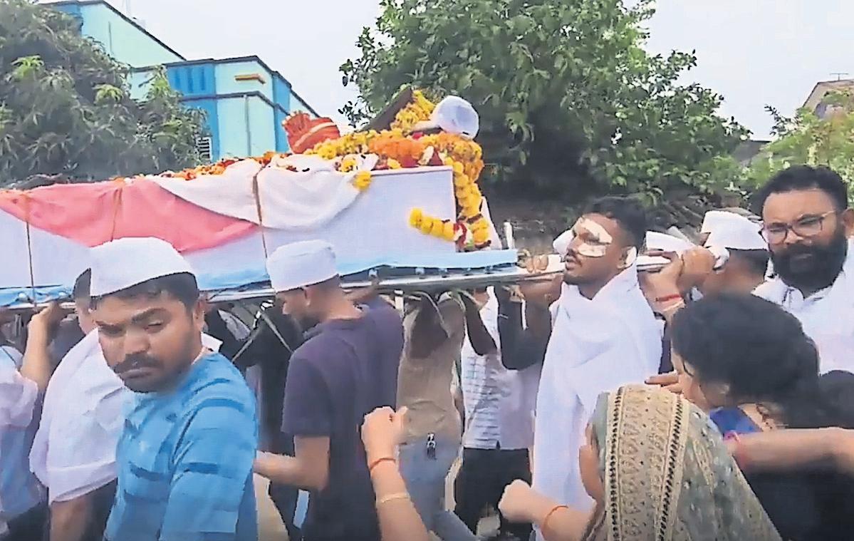 Sole survivor of Air India crash helps carry body of his brother