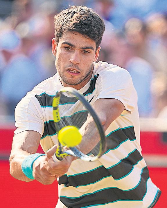 Alcaraz wrestles with Munar and the heat to win Queen's epic