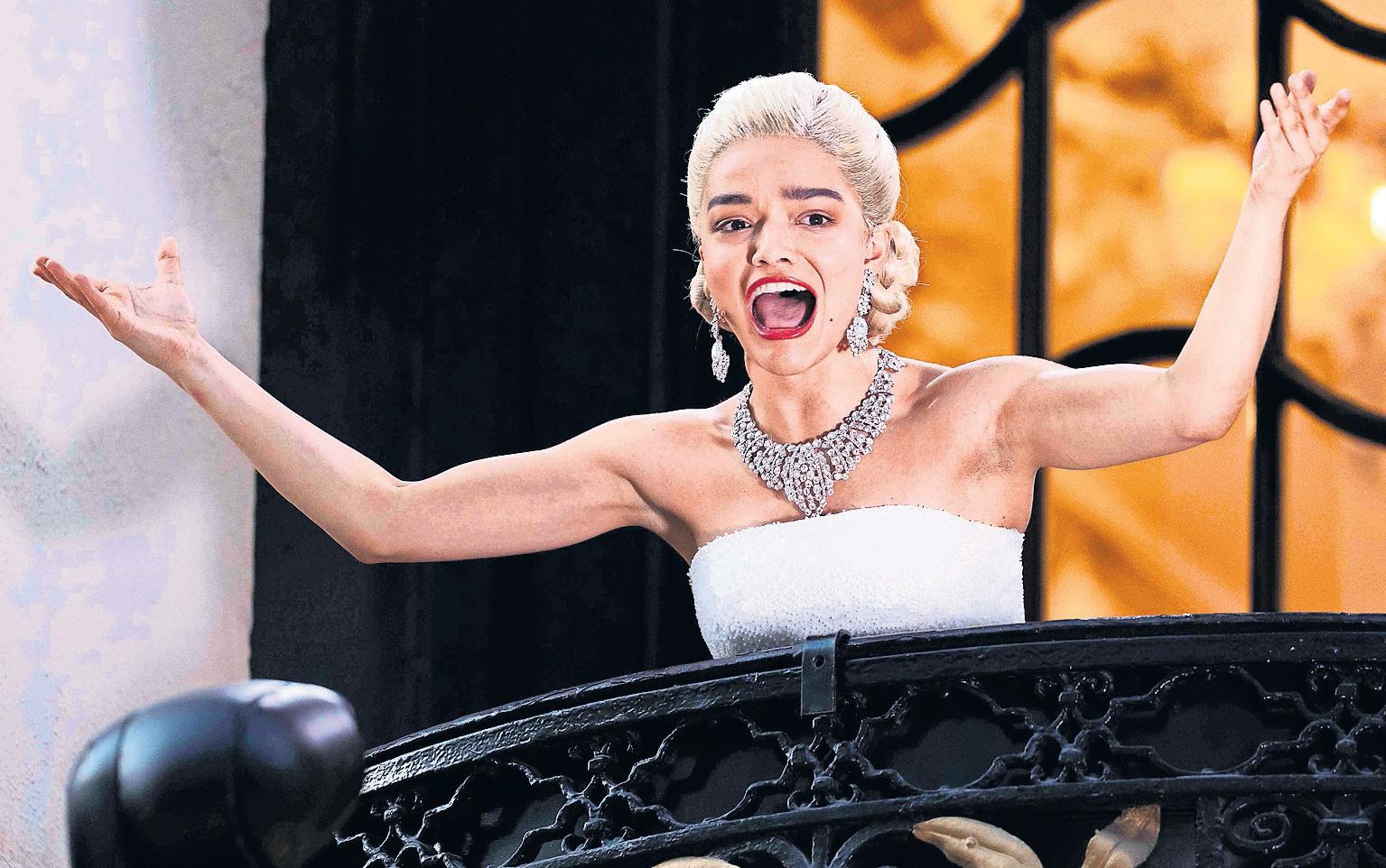 Worth a wait of two hours? Evita balcony showstopper, as heard from the pavement