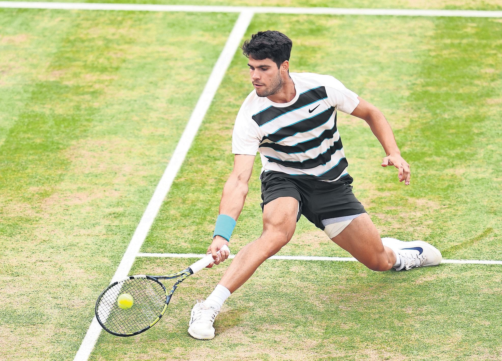 Alcaraz extends winning run to regain crown as king of Queen's