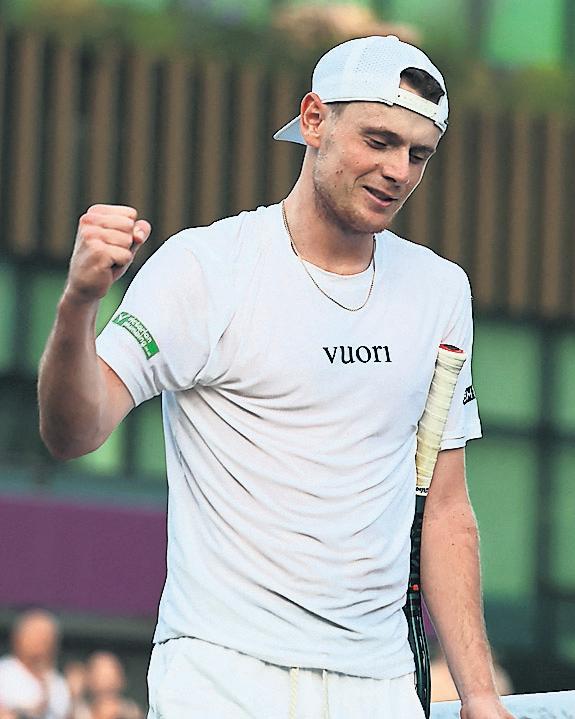 Britons serve up slice of history at sweltering SW19