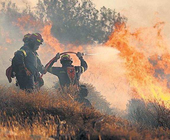 Wildfire forces 1,500 people to leave Crete as heat sears Europe