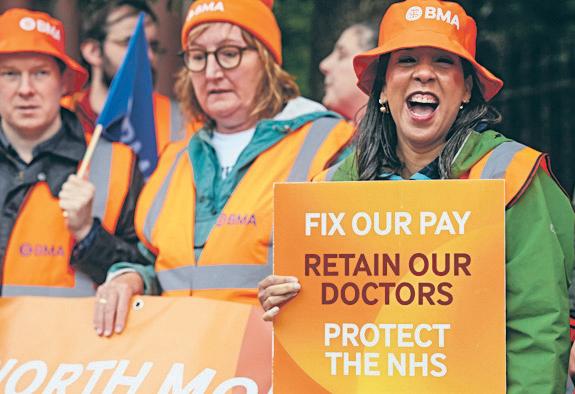 Fears of new strikes as doctors vote on pay