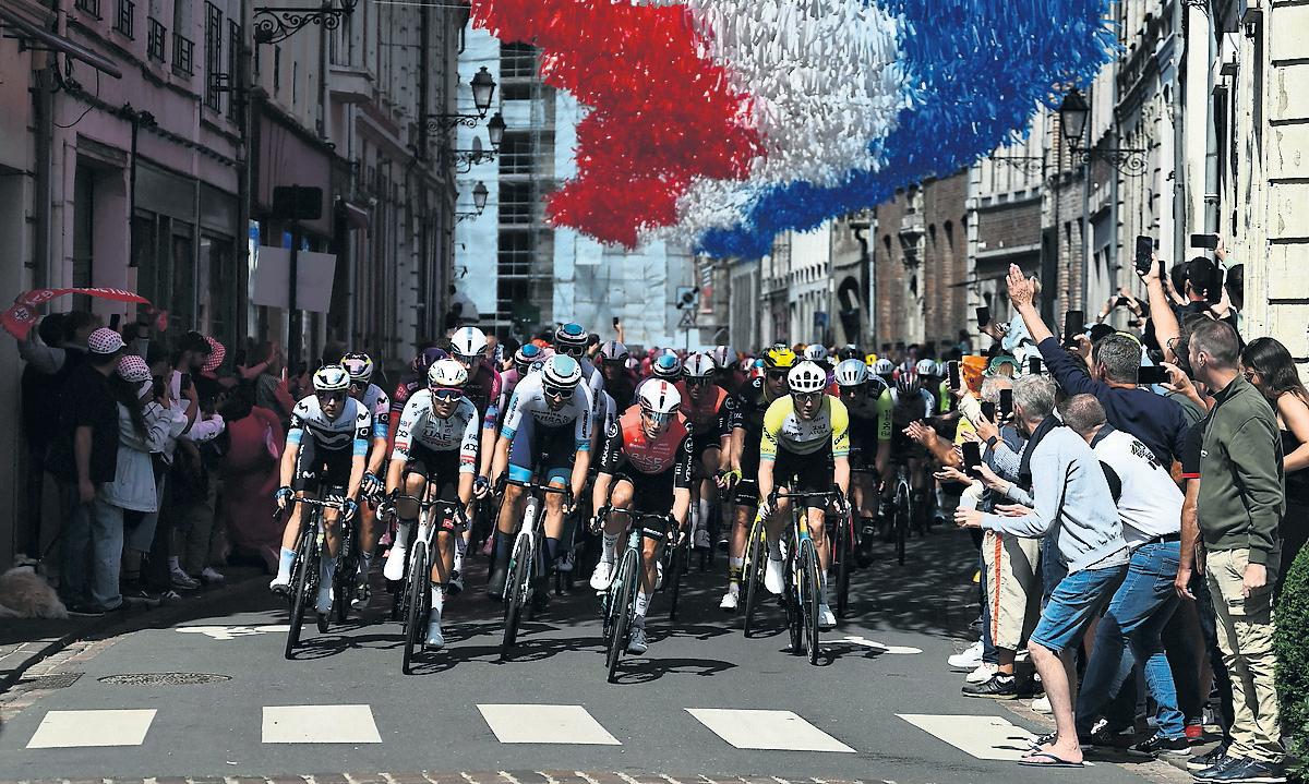 Sprint Leader Philipsen Out as Merlier Wins Amid Chaos