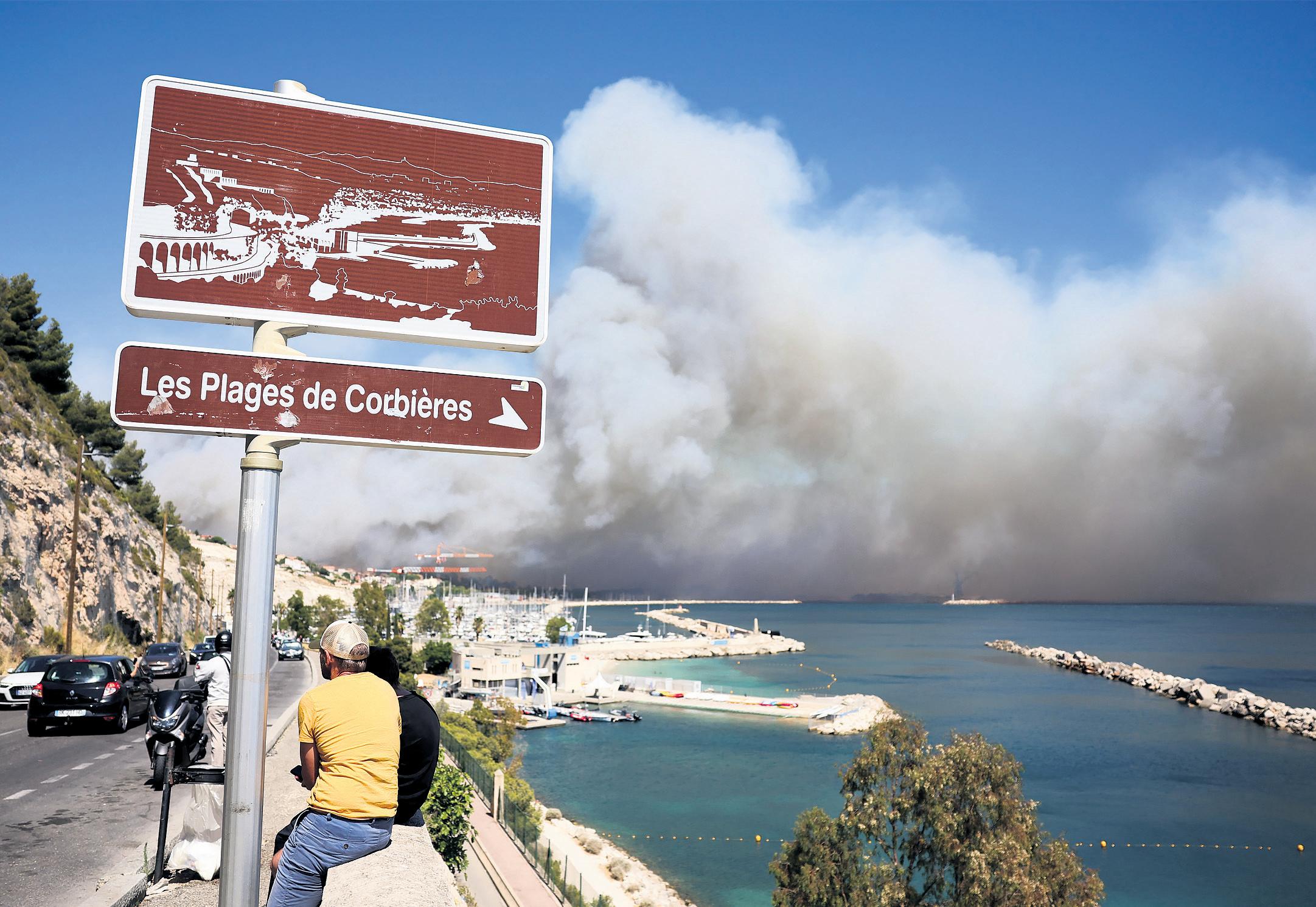 Marseille residents told to stay inside as wildfire threatens city