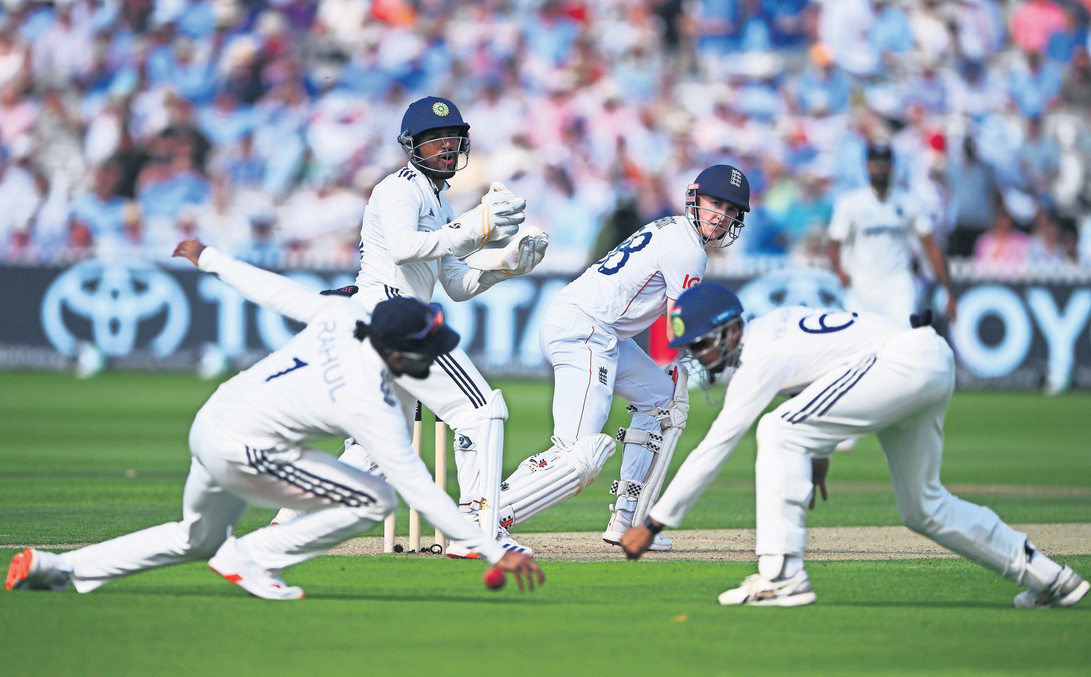 Root closes in on century as watchful England dig in