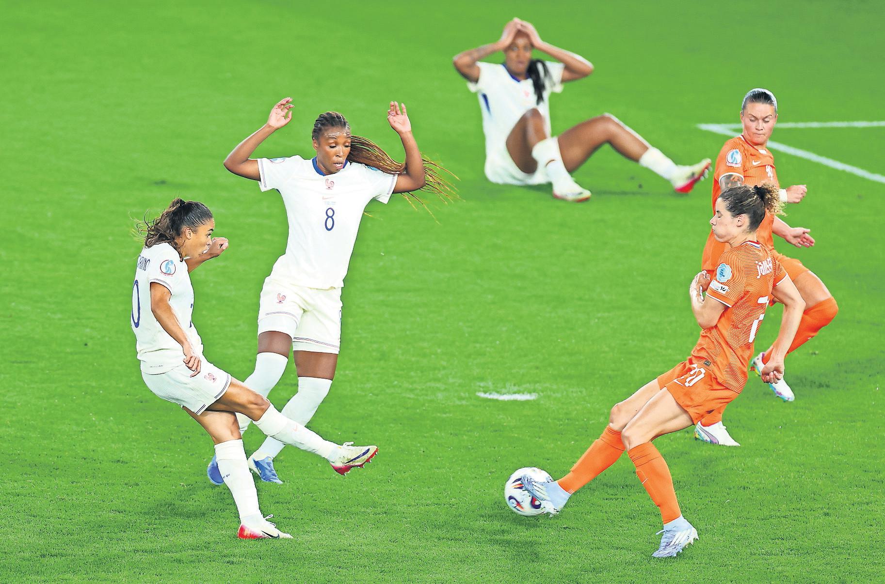 Cascarino's fast double takes France top and denies Netherlands