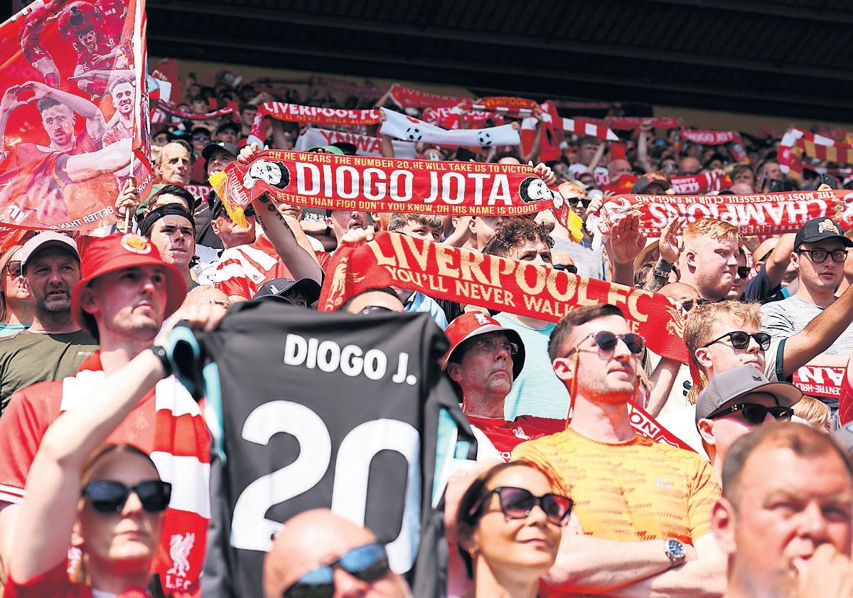 Liverpool and Preston fans connect to remember Diogo Jota