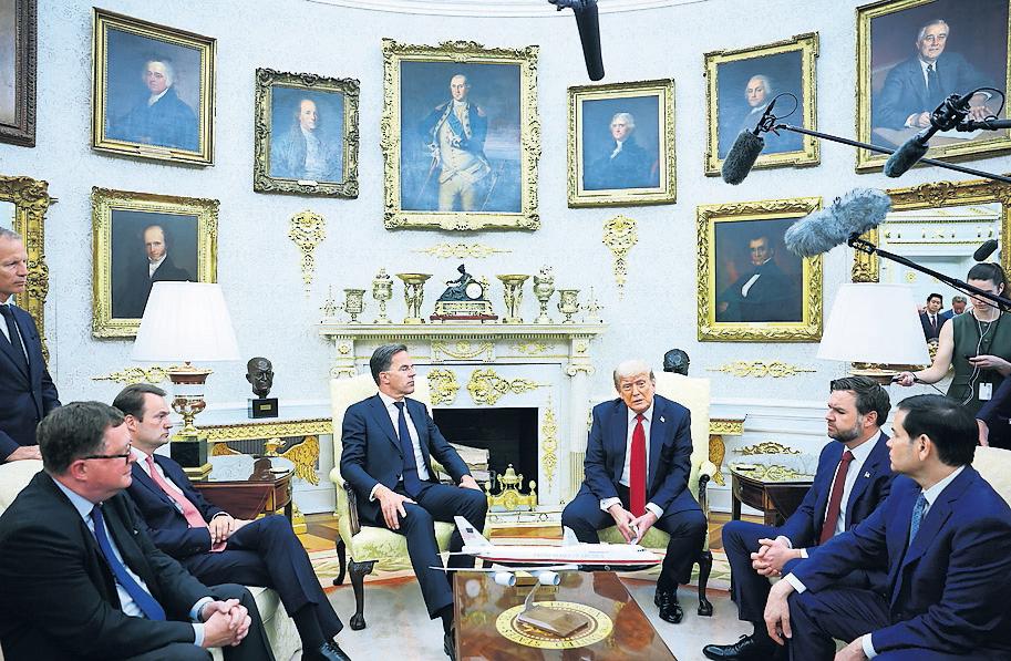 Trump issues warning to Putin as he does deal with Nato to arm Kyiv