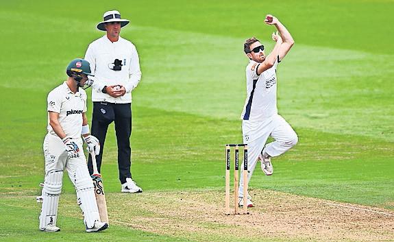 Dawson called up to replace injured Bashir for fourth Test